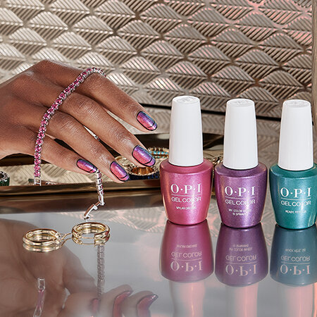 Apply one coat of OPI GelColor Stay Shiny Top Coat