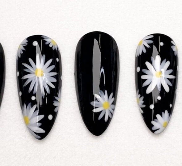 Daisy Me Rollin' by @Nailuscious OPI Black Nail Art Look